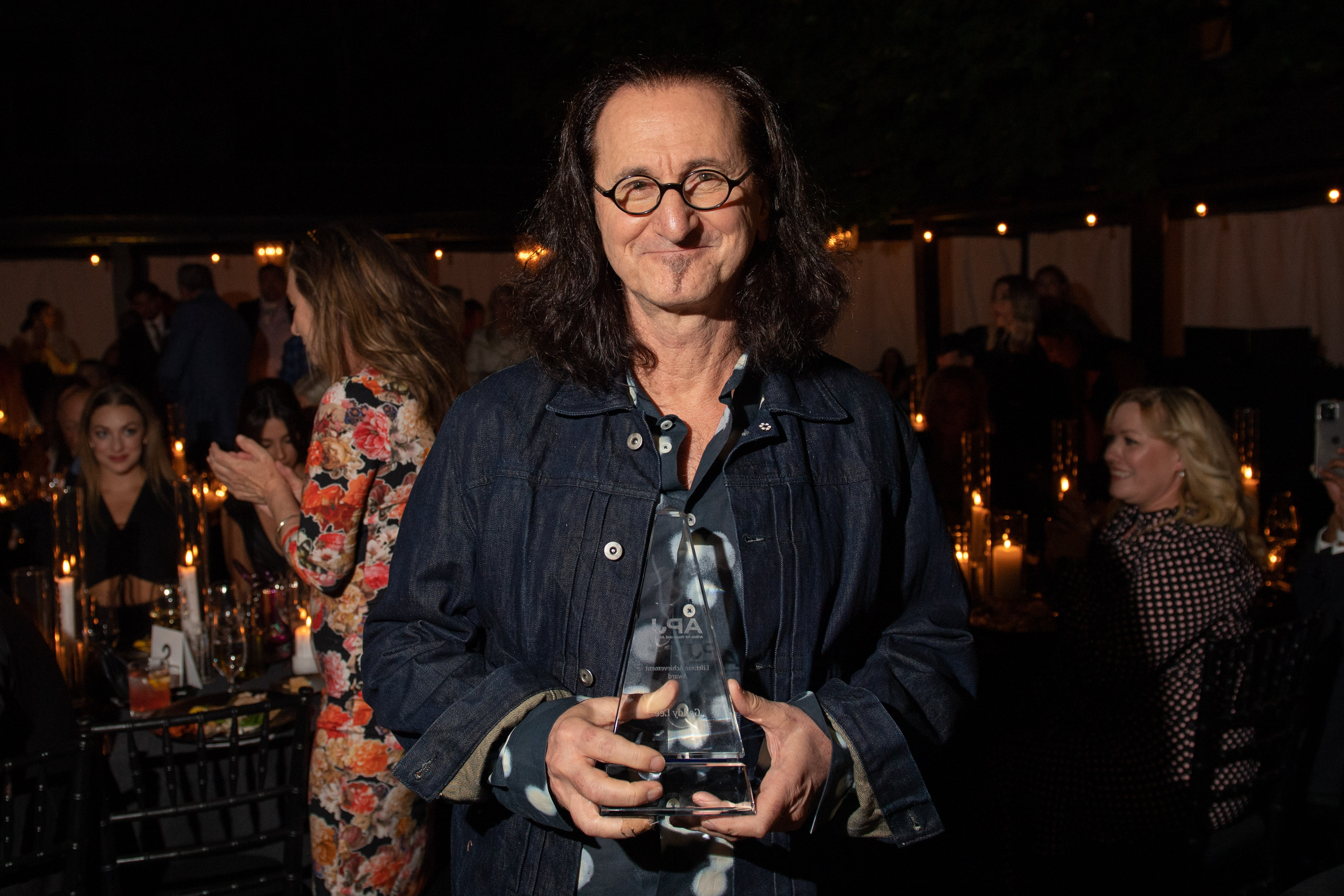Geddy Lee accepting award